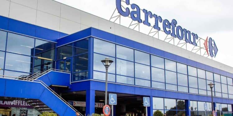 Fachada de un supermercado Carrefour en Francia, relacionado con el despido de una trabajadora tras 41 años.