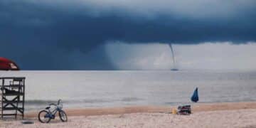 Manga marina en la costa andaluza durante la borrasca Laurence con alerta de tornados según la AEMET.