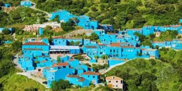 Un pueblo de Málaga está totalmente pintado de azul.