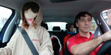 Hombre conduciendo con un maniquí en el asiento del copiloto para simular un acompañante y evitar multas de la DGT