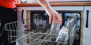La OCu realiza un estudio en el que evalúa el método más barato: lavavajillas o fregar a mano.
