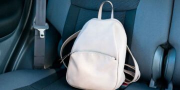 Mochila sin sujeción sobre el asiento de un coche, ejemplo de objeto prohibido por la DGT y sancionable hasta 30.000 euros