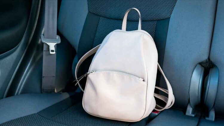 Mochila sin sujeción sobre el asiento de un coche, ejemplo de objeto prohibido por la DGT y sancionable hasta 30.000 euros