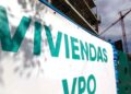 Cartel de “Viviendas VPO” junto a edificio en construcción y grúa en Andalucía, alusivo al registro de vivienda protegida
