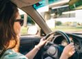 Conductora joven al volante durante un curso de conducción segura de la DGT para sumar dos puntos extra al carnet