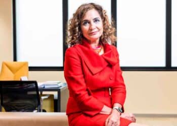 La ministra de Hacienda sentada en un despacho, símbolo del control de Hacienda sobre la Renta 2024/25 y las segundas viviendas