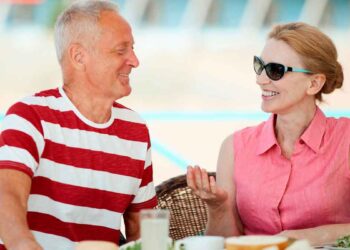 Pareja de jubilados europeos conversando relajadamente en una terraza, representando el ranking de pensiones más altas y bajas de Europa